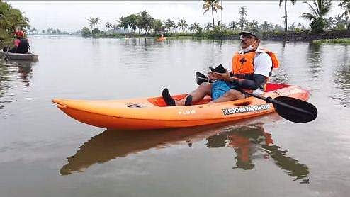 'ചേട്ടാ അങ്ങനെ ചെയ്യല്ലേ... ചാക്കിലാക്കി തരൂ ഞാന്‍ കൊണ്ടുപൊയ്‌ക്കോളാം...'; മാലിന്യം കായലില്‍ തള്ളിയ യുവാവിനോട് കമ്മീഷണര്‍