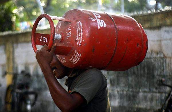 എല്‍പിജി സിലിണ്ടറിന് 102 രൂപ കുറച്ചു; വാണിജ്യ ഉപയോക്താക്കള്‍ക്ക് ആശ്വാസം