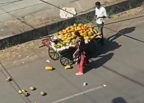 ഉന്തുവണ്ടി കാറില്‍ ഉരസി, പപ്പായ ഒന്നൊന്നായി റോഡിലേക്ക് വലിച്ചെറിഞ്ഞ് പ്രൊഫസറുടെ പരാക്രമം - വീഡിയോ