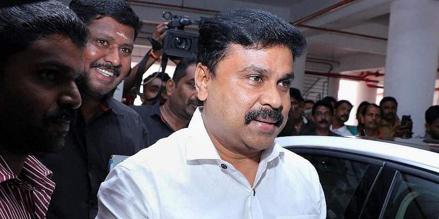 'വിഐപി'യെ തിരിച്ചറിഞ്ഞു?; കേസ് അന്വേഷണത്തില്‍ നിന്നും ഡിജിപി സന്ധ്യയെ മാറ്റിനിര്‍ത്തണമെന്ന് മന്ത്രിയെ വിളിച്ച് ആവശ്യപ്പെട്ടെന്നും വെളിപ്പെടുത്തല്‍