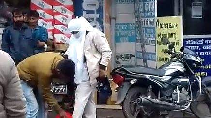 യൂണിഫോമില്‍ ചെളി തെറിച്ചു; യുവാവിനെക്കൊണ്ട് തുടപ്പിച്ചു, മുഖത്തടിച്ചു; പൊലീസുകാരിയുടെ ധാര്‍ഷ്ട്യം (വീഡിയോ)