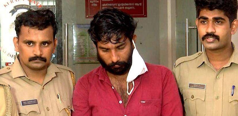 ഉദ്യോ​ഗസ്ഥരെ കണ്ടപ്പോൾ ഉറക്കം നടിച്ചു; തട്ടിയുണർത്തി ബാ​ഗ് പരിശോധിച്ചപ്പോൾ ഞെട്ടി; ഹാഷിഷ് ഓയിലും കഞ്ചാവും പിടികൂടി