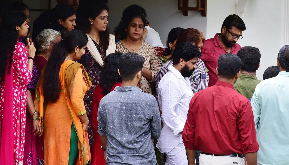 ഗേറ്റ് ചാടിക്കടന്ന് പൊലീസ്; ക്രൈംബ്രാഞ്ച് എത്തിയത് വാറണ്ടുമായി; ഒരേസമയം മൂന്നിടത്ത് റെയ്ഡ്
