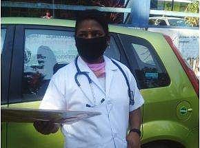 സ്റ്റെതസ്‌കോപ്പുമായി ആശുപത്രയിലെത്തി പരിശോധന; സംശയം തോന്നി പൊലീസില്‍ അറിയിച്ചു; 43 കാരിയായ വ്യാജ ഡോക്ടര്‍ അറസ്റ്റില്‍