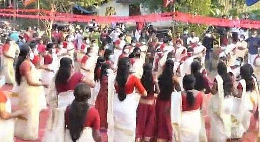 തിരുവാതിരയില് പങ്കെടുത്തത് 80പേര്; മാനദണ്ഡം ലംഘിച്ചില്ലെന്ന് ജില്ലാ സെക്രട്ടറി, തൃശ്ശൂരില് പൊതുസമ്മേളനം ഒഴിവാക്കി സിപിഎം