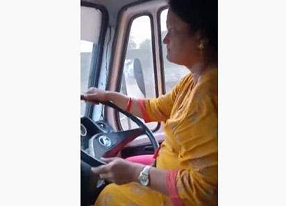 ഡ്രൈവര്‍ ബോധരഹിതനായി; യാത്രക്കാരെ സുരക്ഷിതമായി എത്തിക്കാന്‍ ആദ്യമായി ബസ്സിന്റെ വളയം പിടിച്ച് വീട്ടമ്മ; വീഡിയോ വൈറല്‍