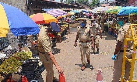 കേരളം കൂടുതൽ നിയന്ത്രണങ്ങളിലേക്ക്?; അവലോകനയോ​ഗം ഇന്ന്