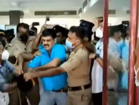 'ഗുണ്ടാ പ്രമുഖരുടെ അഴിഞ്ഞാട്ടം'; റിജില്‍ മാക്കുറ്റിയെ വളഞ്ഞിട്ട് തല്ലി ഡിവൈഎഫ്‌ഐ പ്രവര്‍ത്തകര്‍, പ്രതിഷേധവുമായി യൂത്ത് കോണ്‍ഗ്രസ് (വീഡിയോ)