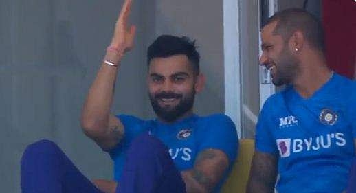 ​ഗ്രൗണ്ടിൽ ഇന്ത്യയുടെ ബാറ്റിങ്; ഡ​ഗൗട്ടിൽ കോഹ്‌ലിയുടെ നൃത്തം! (വീഡിയോ)