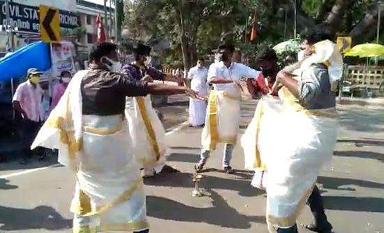 'പിണറായി സ്തുതിയുമായി കെഎസ്‌യു'- തൃശൂർ കലക്ടറേറ്റിന് മുന്നിൽ പ്രതിഷേധ തിരുവാതിര (വീഡിയോ)