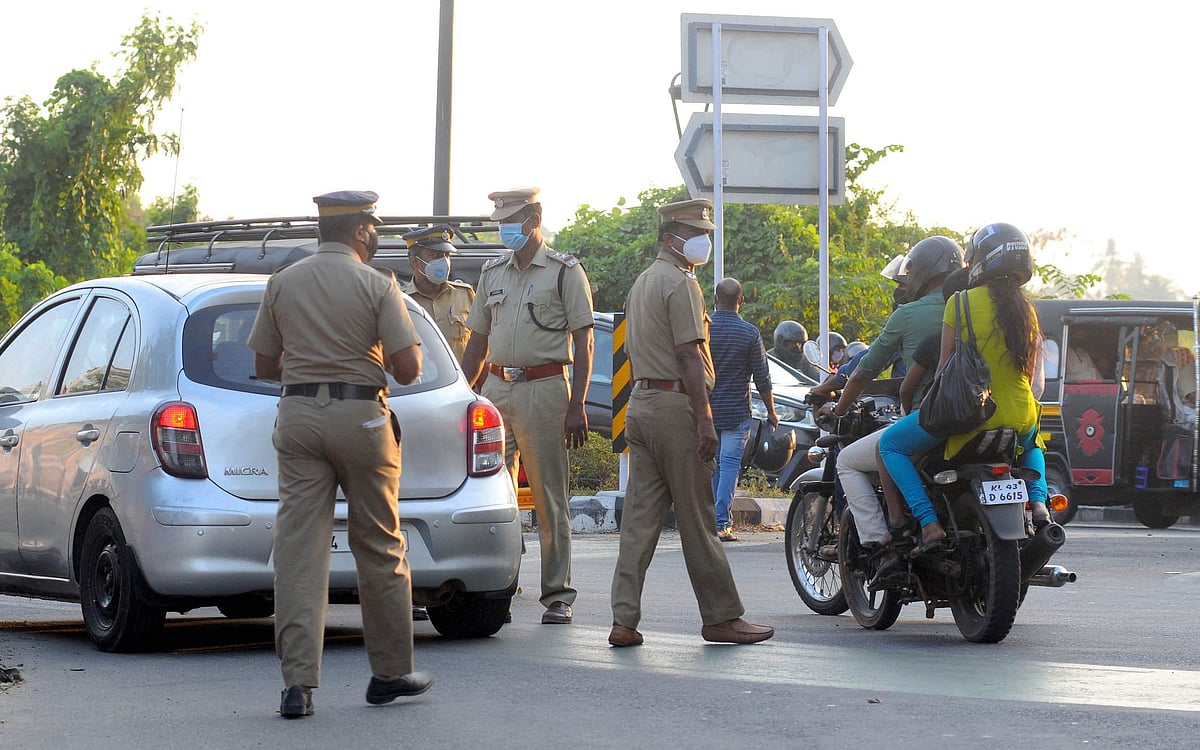 പുറത്തിറങ്ങാന് സത്യവാങ്മൂലം വേണം; ഹോട്ടലുകളില് പാഴ്സല് മാത്രം; കടുത്ത നിയന്ത്രണം ഇന്ന് അര്ധരാത്രി മുതല്; ലംഘിച്ചാല് കേസും പിഴയും