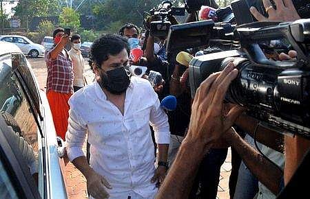 ചോദ്യം ചെയ്യലിനിടെ രോഷാകുലനായി ചാടിയെണീറ്റ് ദിലീപ്; 'ഇത്തരം ചോദ്യങ്ങളോട് സഹകരിക്കില്ല'