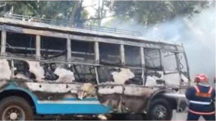 കണ്ണൂരിൽ ഓടിക്കൊണ്ടിരുന്ന ബസിന് തീപിടിച്ചു; പൂർണമായി കത്തി നശിച്ചു; യാത്രക്കാർ സുരക്ഷിതർ (വീഡിയോ)