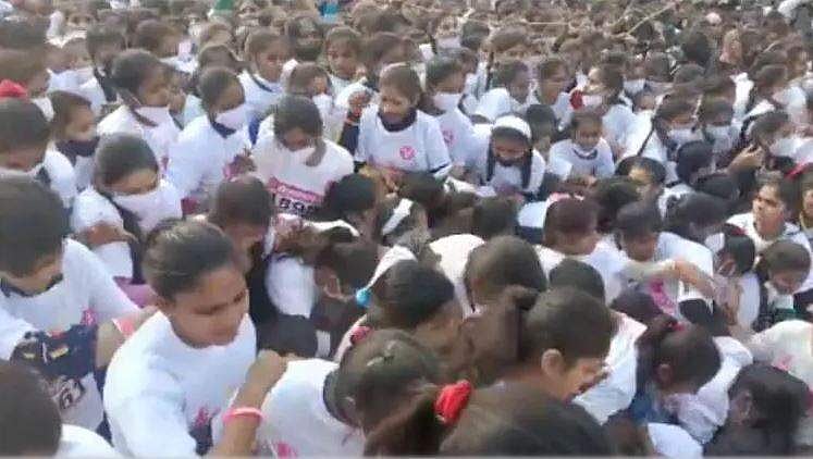 മാസ്‌ക് പോലും ഇല്ലാതെ ആയിരക്കണക്കിന് പെണ്‍കുട്ടികളുമായി കോണ്‍ഗ്രസ് മാരത്തോണ്‍; തിക്കിലും തിരക്കിലും നിരവധി പേര്‍ക്ക് പരിക്ക്; വീഡിയോ