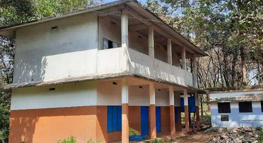 ഈ ക്ലാസിലിരിക്കാൻ കുട്ടികൾ പറക്കണം! കോണിപ്പടിയില്ലാതെ സ്കൂളിന് രണ്ടാം നില; വിചിത്രനിർമിതിയിൽ അമ്പരന്ന് നാട്ടുകാർ