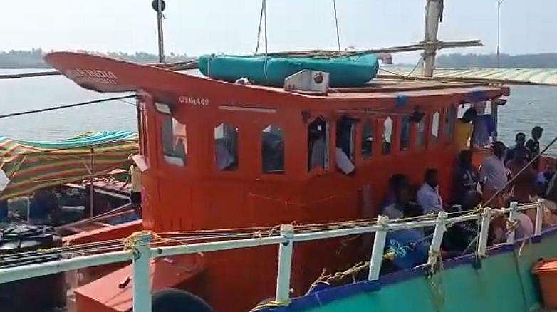 സ്പിരിറ്റ് കടത്തുന്നുവെന്ന് രഹസ്യ വിവരം; അഴീക്കോട് രേഖകളില്ലാത്ത ബോട്ട് പിടികൂടി (വീഡിയോ)