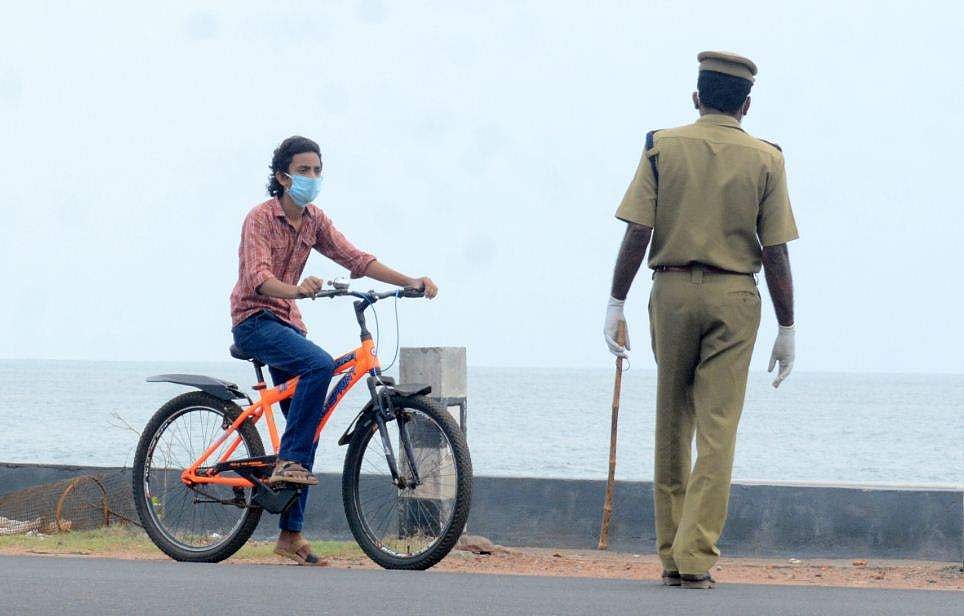 പിടിവിടുന്ന കോവിഡ് കണക്ക്; സംസ്ഥാനത്ത് ഗതാഗത നിയന്ത്രണങ്ങള്‍ വന്നേക്കും, ഇന്ന് യോഗം