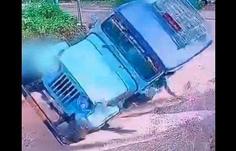 അമിത വേഗതയില്‍ വളവ് തിരിഞ്ഞു; വയനാട്ടില്‍ നിയന്ത്രണം വിട്ട് ജീപ്പ് മറിഞ്ഞു- വീഡിയോ 