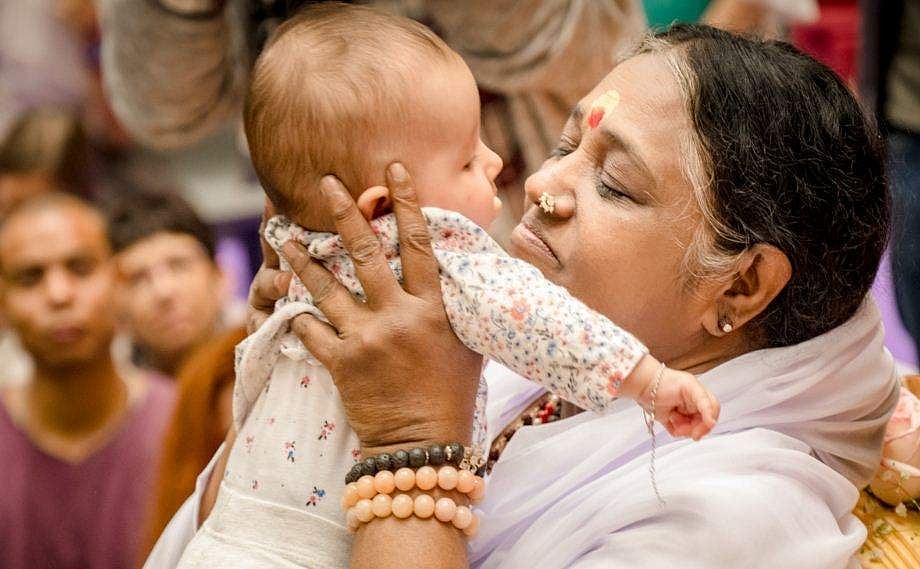 ആഘോഷങ്ങൾ ഒഴിവാക്കി, പൂജയും പ്രാർത്ഥനകളുമായി മാതാ അമൃതാനന്ദമയിക്ക് 69ാം പിറന്നാൾ