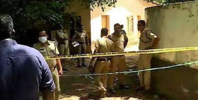 കൂടുതൽ മൃതദേഹങ്ങളുണ്ടോ?; നരബലി നടന്ന വീട്ടുവളപ്പിൽ കെടാവർ നായ്ക്കളെയും ജെസിബിയും ഉപയോ​ഗിച്ച് പരിശോധന