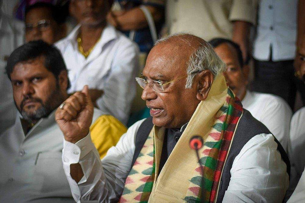 ജയമുറപ്പിച്ച് ഖാര്‍ഗെ; തരൂര്‍ ബഹുദൂരം പിന്നില്‍
