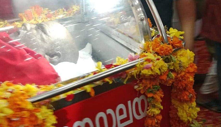 ചെങ്കൊടി തണലിൽ അവസാനമായി... ഒരു നോക്ക് കാണാൻ ജനസാ​ഗരം; വിലാപ യാത്ര ആരംഭിച്ചു