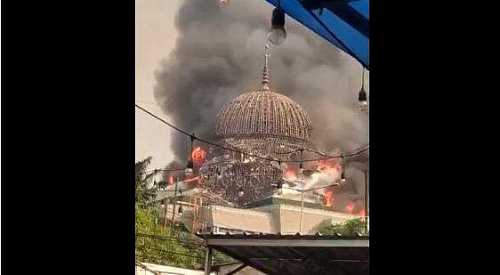 വന്‍ തീപിടിത്തം; കൂറ്റന്‍ പള്ളിമിനാരം തകര്‍ന്നുവീണു (വീഡിയോ)