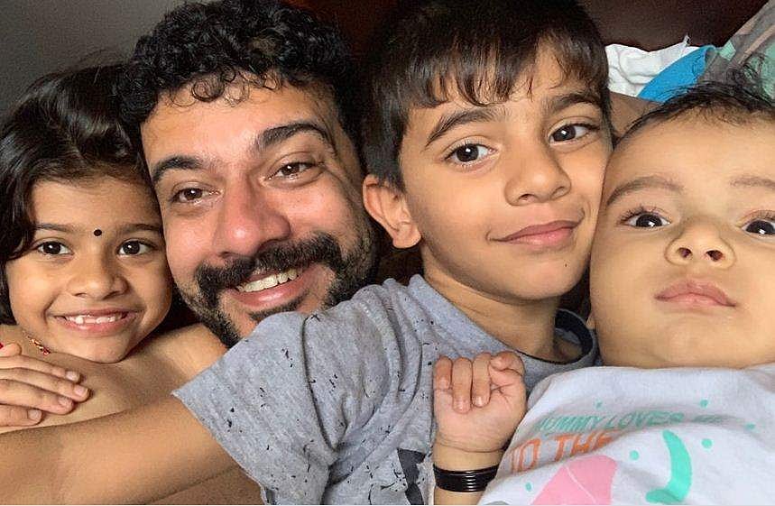 'ഇവർ മൂന്ന് പേരെയും കൊണ്ട് തോറ്റു പോയതാണ് ഞാൻ'; പിഷാരടിയുടെ 'മക്കൾ സെൽഫി' ഹിറ്റ്, കമന്റുകളുമായി ആരാധകർ