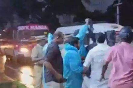 കോട്ടയത്ത് മുഖ്യമന്ത്രിക്കെതിരെ പിപിഇ കിറ്റ് ധരിച്ച് കരിങ്കൊടി പ്രതിഷേധം