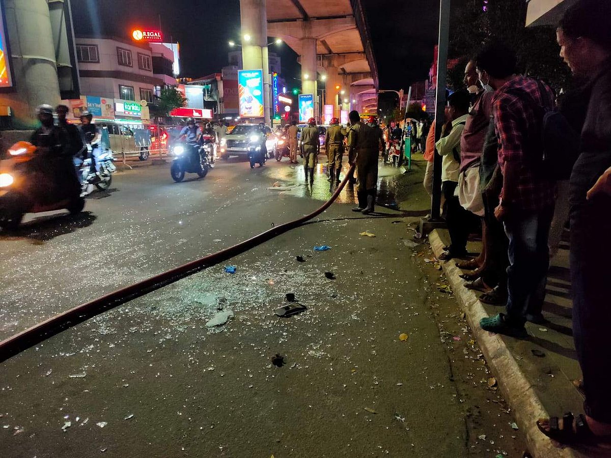 മത്സരയോട്ടം; അമിത വേഗത്തില്വന്ന സ്വകാര്യ ബസ് ഇടിച്ചു തെറിപ്പിച്ചു, സ്കൂട്ടര് യാത്രിക മരിച്ചു, മകള് ഗുരുതരാവസ്ഥയില്