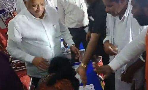പരാതിയുമായി എത്തിയപ്പോള്‍ മുഖത്തടിച്ച് കര്‍ണാടക മന്ത്രി; കാല്‍ തൊട്ട് വന്ദിച്ച് സ്ത്രീ, വിവാദം - വീഡിയോ