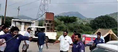 ഫാസ്ടാഗ് വര്‍ക്ക് ചെയ്തില്ല; വിദ്യാര്‍ത്ഥികളും ജീവനക്കാരും തമ്മില്‍ ഏറ്റുമുട്ടി, പിന്നാലെ നാട്ടുകാരും, ടോള്‍പ്ലാസയില്‍ കൂട്ടത്തല്ല് (വീഡിയോ)