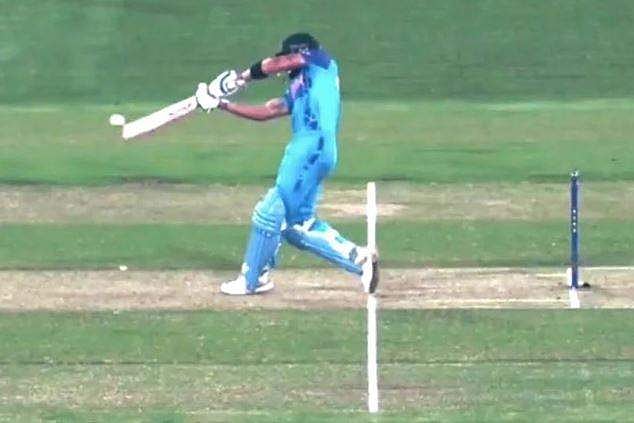 'വിരാട് കോഹ്‌ലി ആവശ്യപ്പെട്ടതിന് പിന്നാലെ....'; നോ ബോള്‍ വിവാദത്തില്‍ അമ്പയറിങ്ങിനെ ചോദ്യം ചെയ്ത് വസീം അക്രവും വഖാറും