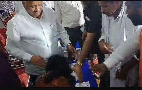 തല്ലിയതല്ല, കവിളില്‍ തലോടി സാന്ത്വനിപ്പിച്ചത്; ദൈവത്തെ പോലെ, മുഖത്തടിച്ച മന്ത്രിയെ പുകഴ്ത്തി സ്ത്രീ