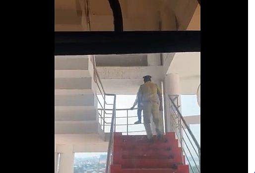 കോടതി ഉത്തരവില്‍ പ്രതിഷേധം; ഹൈക്കോടതി കെട്ടിടത്തില്‍നിന്നു ചാടാനൊരുങ്ങി യുവാവ്, തന്ത്രപരമായി പിടികൂടി പൊലീസ്‌- വിഡിയോ