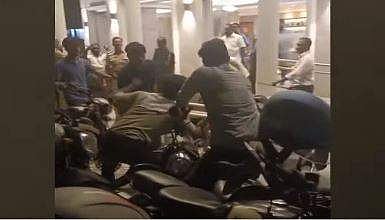 ഗൂഗിള്‍ പേ വഴി ബില്ലടയ്ക്കുന്നതിനെ ചൊല്ലി തര്‍ക്കം; കോട്ടയത്ത് ബാറിന് മുന്നില്‍ കൂട്ടയടി; നോക്കിനിന്ന് പൊലീസ്