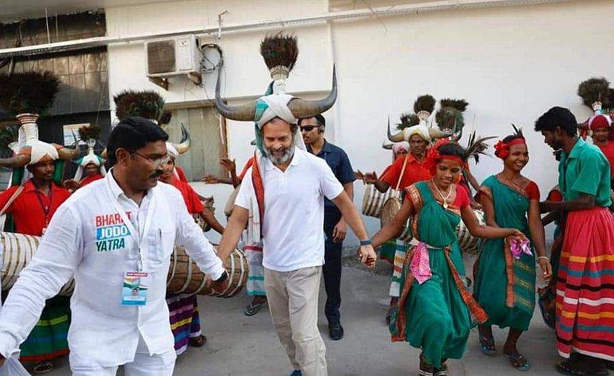 കൊമ്പുള്ള തലപ്പാവും ധരിച്ച് ആദിവാസികള്‍ക്കൊപ്പം രാഹുല്‍ ഗാന്ധിയുടെ നൃത്തം ( വീഡിയോ)