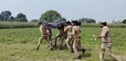 പതിനേഴുകാരിയുടെ മൃതദേഹം വയലില്‍ നഗ്നമായ നിലയില്‍; ബലാത്സംഗം ചെയ്തു കൊലപ്പെടുത്തി?; വീഡിയോ