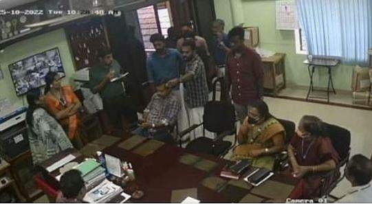 'മുട്ടുകാല്‍ തല്ലിയൊടിക്കും; എസ്എഫ്‌ഐ ജില്ലാ സെക്രട്ടറിയാണ് പറയുന്നത്'; പ്രിന്‍സിപ്പലിന് ഭീഷണി; കേസ്