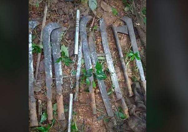 ചാക്കില്‍ കെട്ടി ഓവുചാലില്‍ ഒളിപ്പിച്ച മാരകായുധങ്ങള്‍ പിടികൂടി