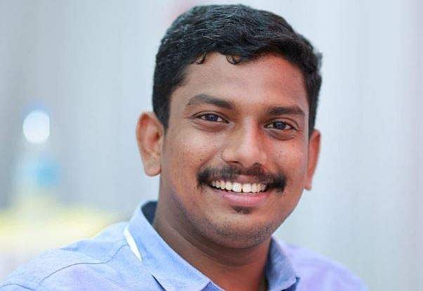 സച്ചിൻദേവ് എംഎൽഎയുടെ കാർ സ്കൂട്ടറിൽ ഇടിച്ചു; അച്ഛനും മകൾക്കും പരിക്ക്