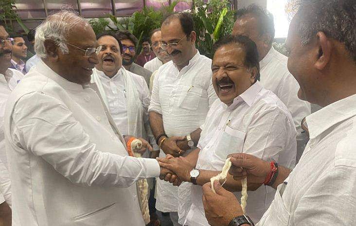 വോട്ടുതേടി മല്ലികാര്‍ജുന്‍ ഖാര്‍ഗെ; പ്രചാരണത്തിനിറങ്ങി ചെന്നിത്തലയും