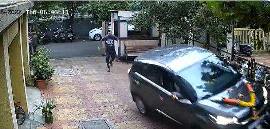 പുതുപുത്തന്‍ കാറുമായി വീട്ടിലേക്ക്; പാര്‍ക്ക് ചെയ്ത ബൈക്കുകള്‍ ഇടിച്ചുതെറിപ്പിച്ചു- വീഡിയോ 