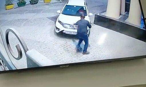 ബലാത്സംഗക്കേസ് പ്രതി കാറുമായി രക്ഷപ്പെടാന്‍ ശ്രമം; തടയാന്‍ ശ്രമിച്ച സുരക്ഷാജീവനക്കാരനെ ഇടിച്ചുവീഴ്ത്തി കൊല്ലാന്‍ ശ്രമം; വീഡിയോ