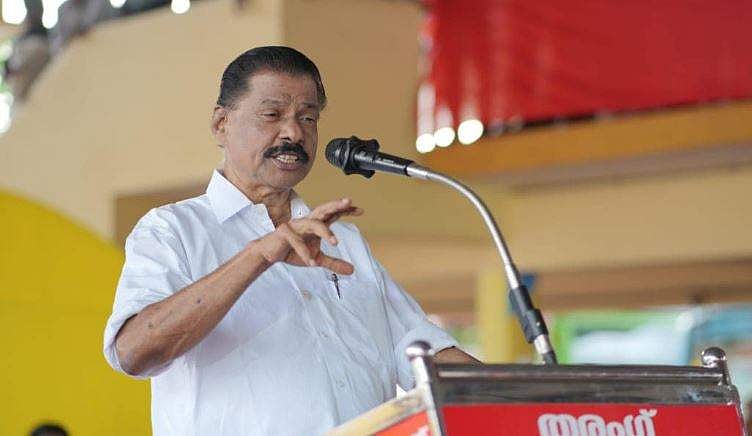 'കമഴ്ന്നുകിടന്ന പിണറായിയെ അനക്കാന്‍ പോലും പൊലീസിനായില്ല, എന്നിട്ടല്ലേ'