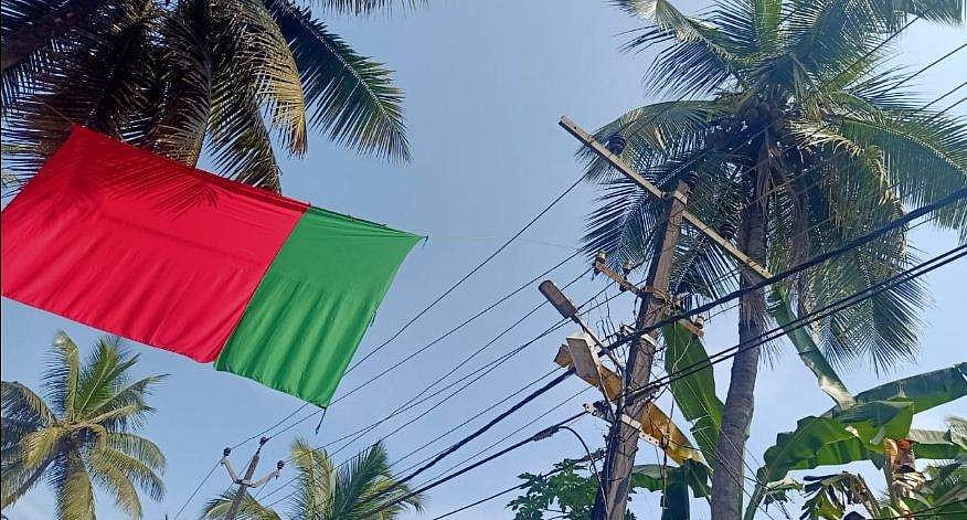 'കൊടിതോരണങ്ങള്‍ കെട്ടുന്നതില്‍നിന്നും വൈദ്യുതി തൂണിനെ ഒഴിവാക്കുക, ആവേശം അപകടം വരുത്തും'