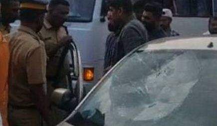 തിരുവനന്തപുരത്ത് നടു റോ‍ഡിൽ വീണ്ടും അതിക്രമം; കുടുംബം സഞ്ചരിച്ച കാർ അടിച്ചു തകർത്തു