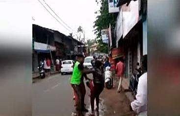 നടുറോഡില്‍ വിദ്യാര്‍ഥികള്‍ക്ക് നാട്ടുകാരുടെ മര്‍ദനം; ദൃശ്യങ്ങള്‍ പുറത്ത്; രണ്ട് പേര്‍ക്കെതിരെ കേസ്