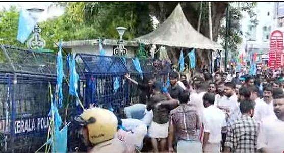 യുദ്ധക്കളമായി തലസ്ഥാനം; കെഎസ്‌യുവിന്റെ സെക്രട്ടേറിയറ്റ് മാര്‍ച്ചില്‍ സംഘര്‍ഷം; ജലപീരങ്കിയും കണ്ണീര്‍ വാതകവും പ്രയോഗിച്ചു