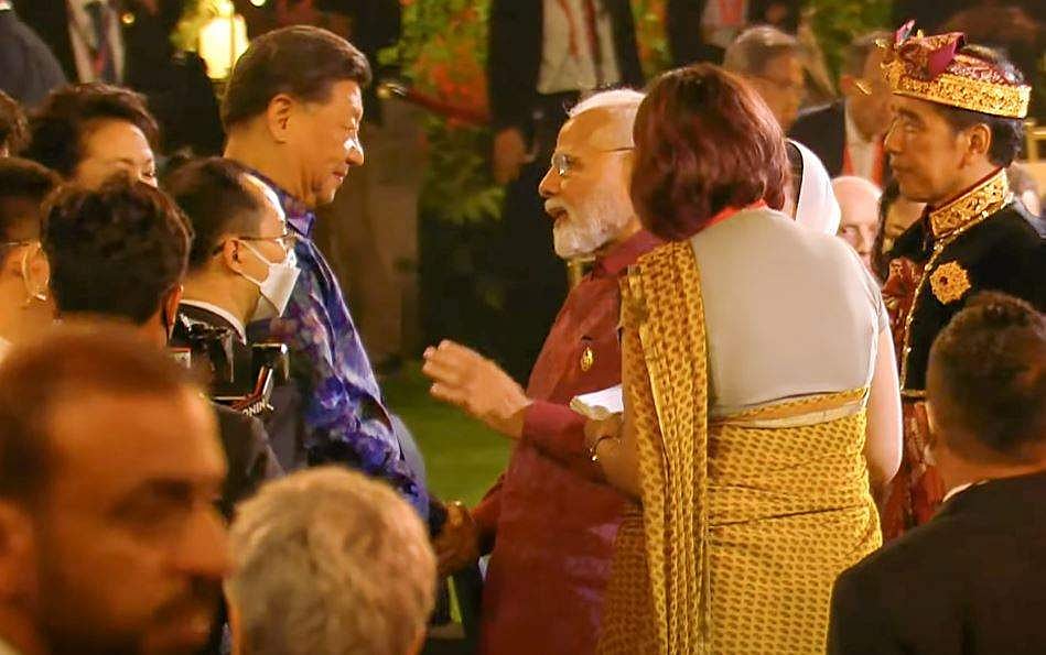 രണ്ട് വർഷങ്ങൾക്ക് ശേഷം ആദ്യം; ബാലിയിൽ അത്താഴ വിരുന്നിനിടെ സൗഹൃദം പങ്കിട്ട് മോദിയും ഷി ജിന്‍പിങ്ങും (വീഡിയോ)